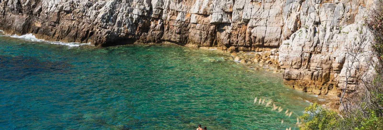 Uma enseada de águas turquesa sob as falésias brancas de Saint-Jean-Cap-Ferrat