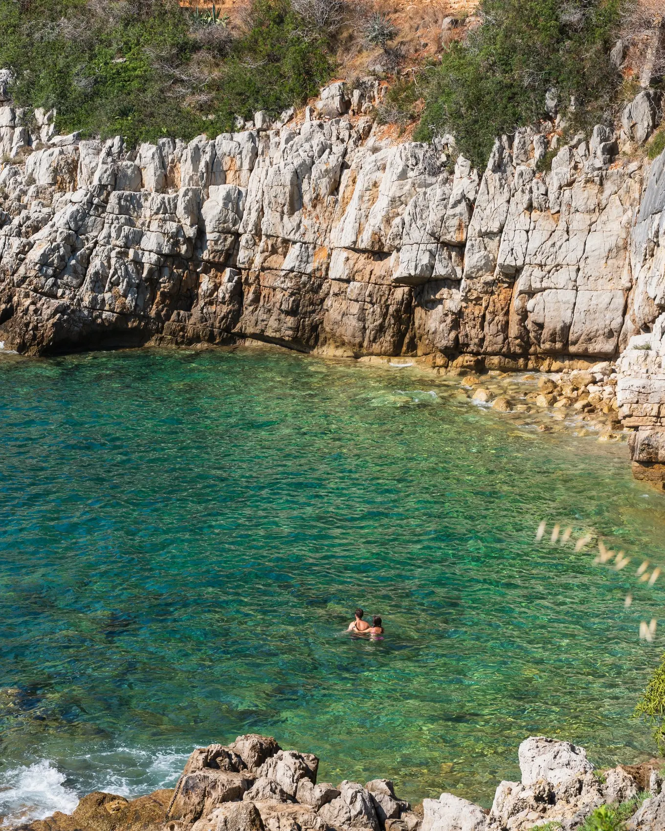 Uma enseada de águas turquesa sob as falésias brancas de Saint-Jean-Cap-Ferrat