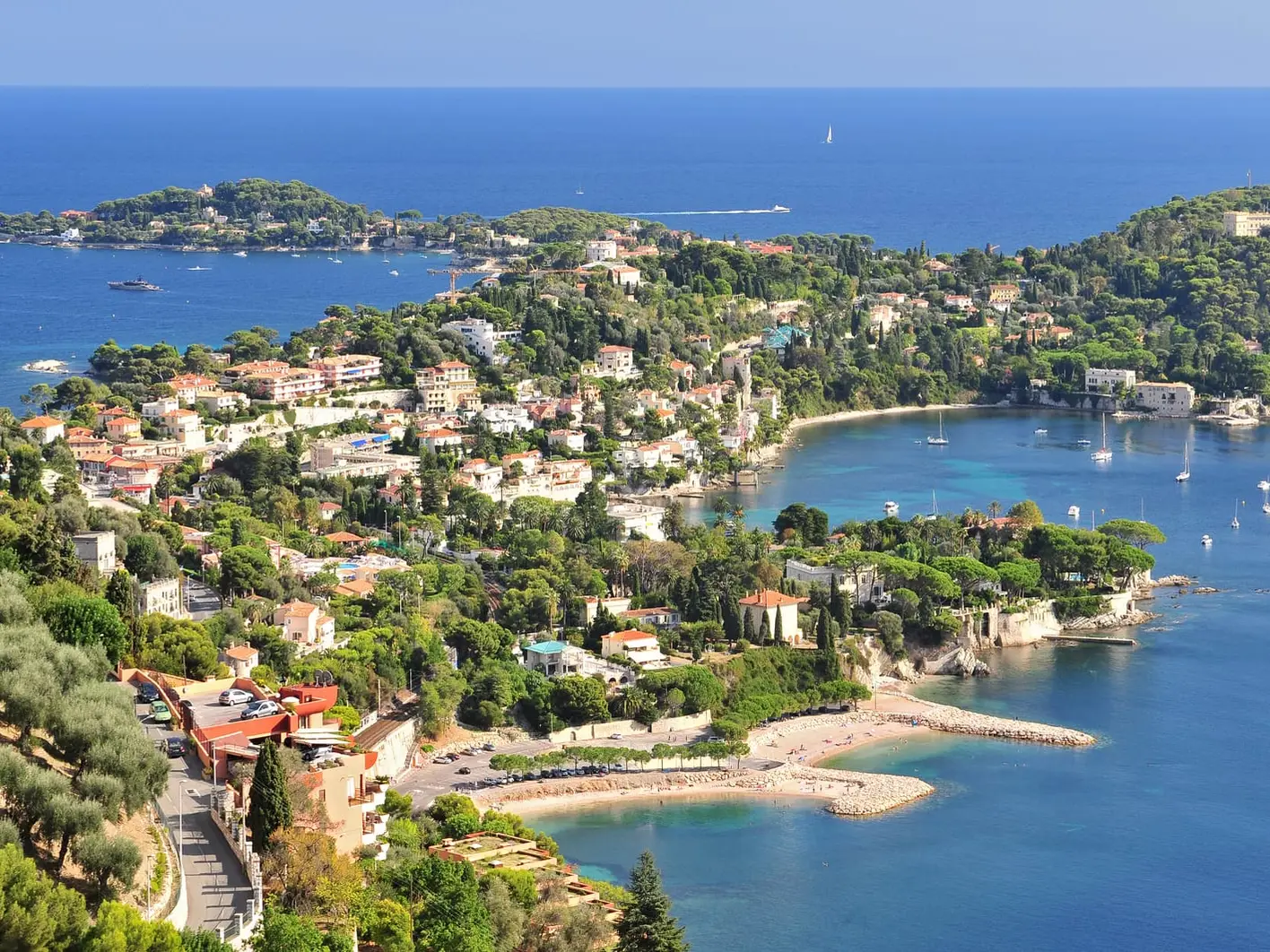 A península de Saint-Jean-Cap-Ferrat vista das alturas, as moradias entre os pinheiros e a ponta Saint-Hospice ao longe