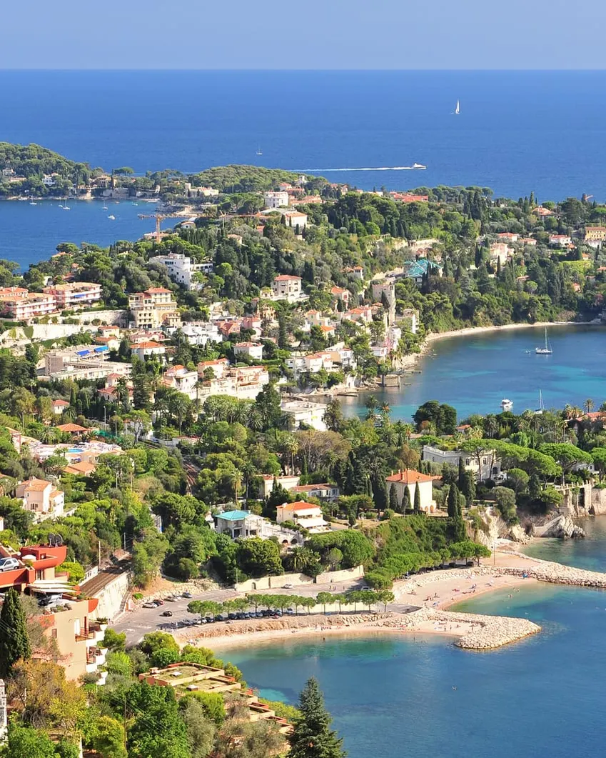 La presqu’île de Saint-Jean-Cap-Ferrat vue des hauteurs, ses villas dans les pins et la pointe Saint-Hospice au loin
