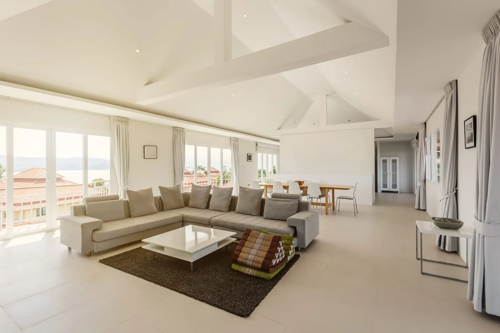 Un grand salon contemporain et lumineux