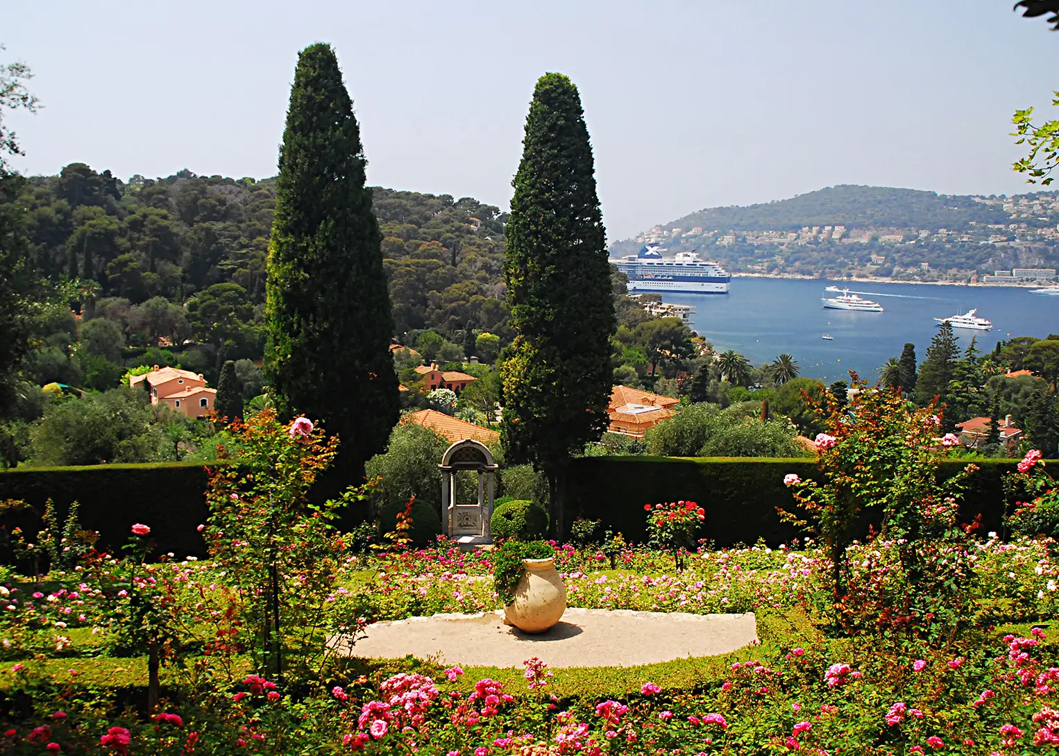 A península de Saint-Jean-Cap-Ferrat vista do céu, estrada costeira, pinheiros mansos e mar turquesa