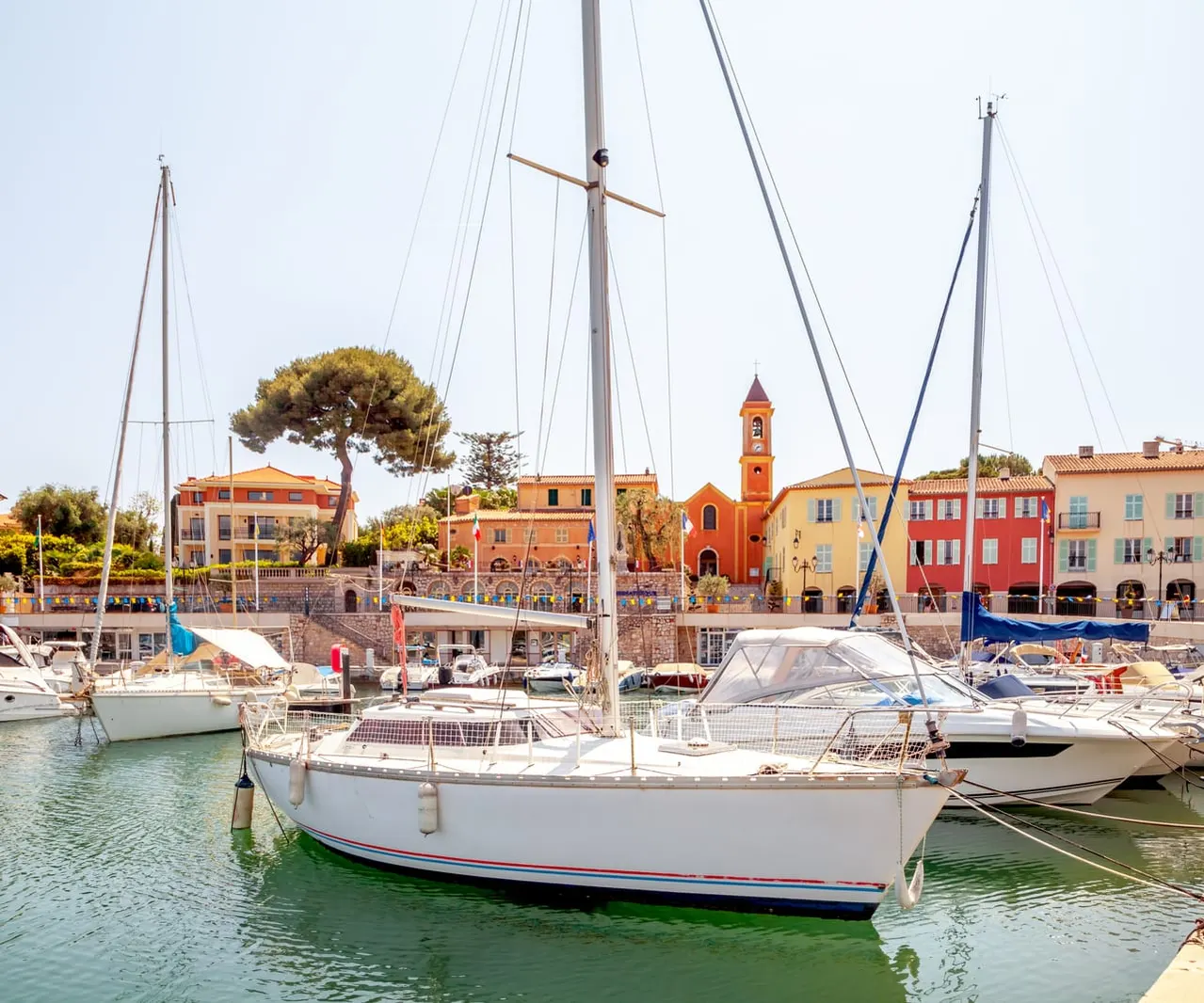 Le port et le village de Saint-Jean-Cap-Ferrat, ses voiliers et le clocher de l’église