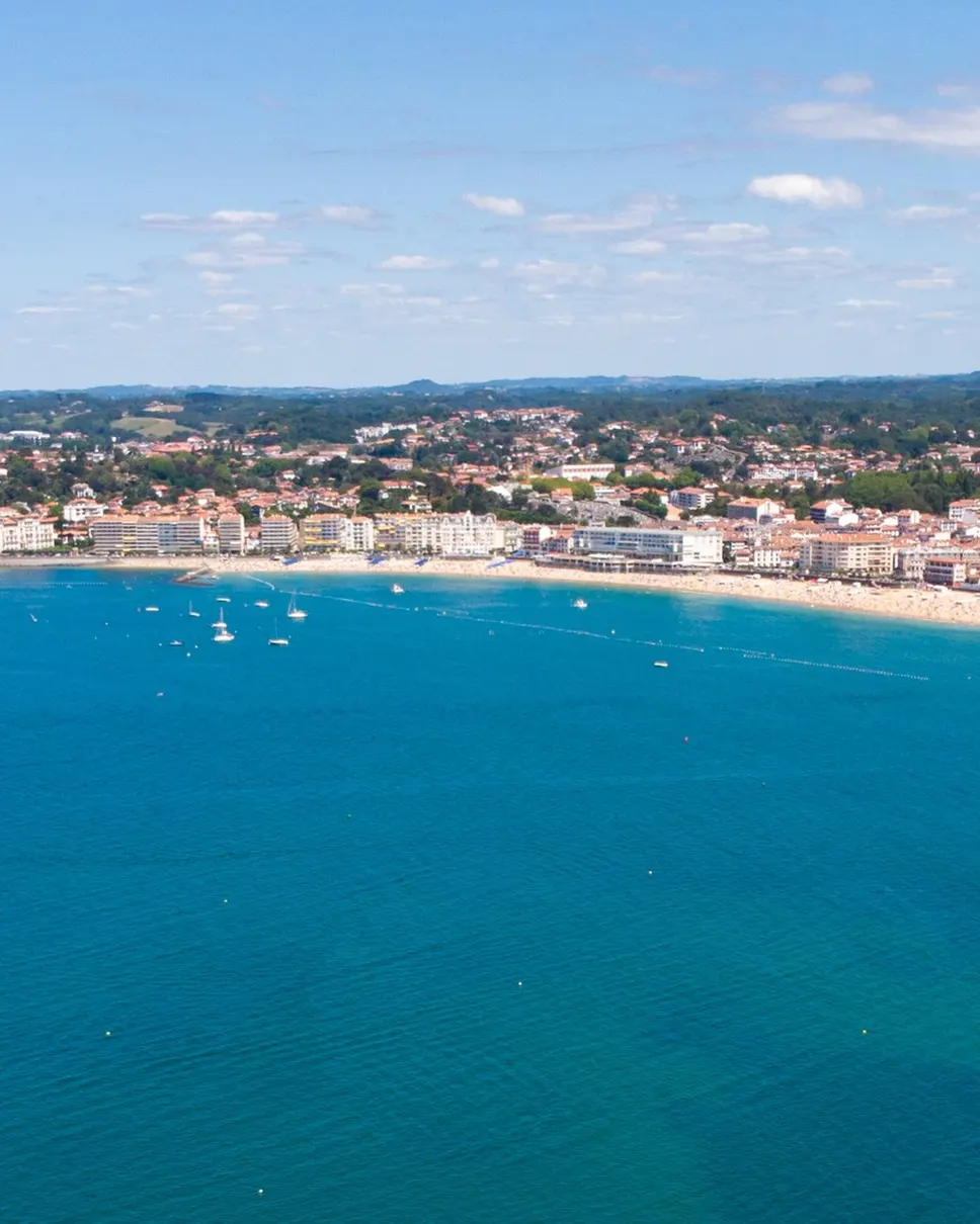 A baía de Saint-Jean-de-Luz vista do céu, a sua praia abrigada e as colinas bascas