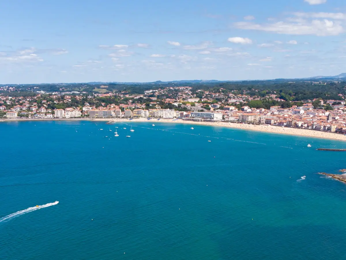 La baie de Saint-Jean-de-Luz vue du ciel, sa plage abritée et les collines basques