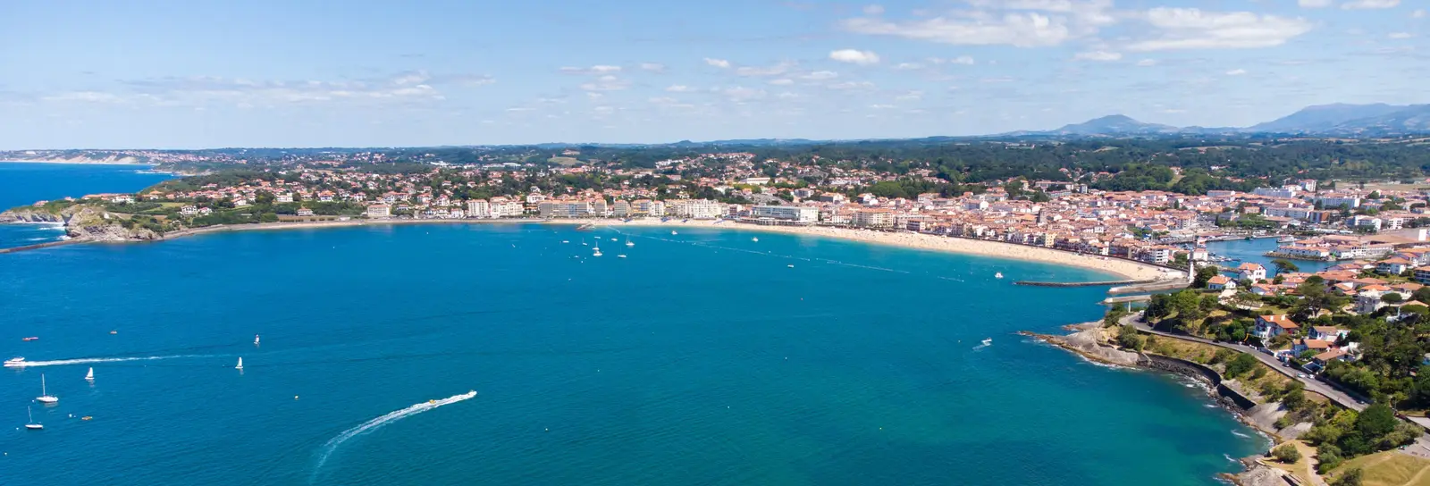 A baía de Saint-Jean-de-Luz vista do céu, a sua praia abrigada e as colinas bascas