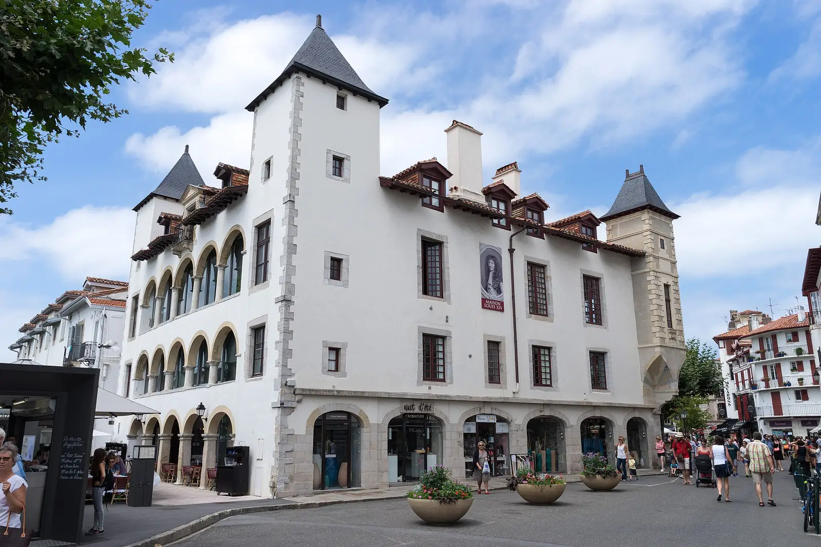 Villa neobasca em Saint-Jean-de-Luz, empena escalonada, muro de pedra e palmeiras