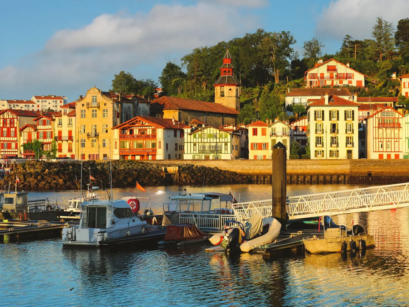 Les maisons basques rouges et blanches du port de Saint-Jean-de-Luz, vues du quai