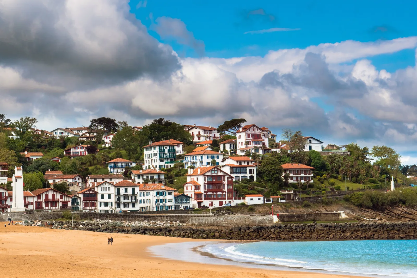 The beach of Saint-Jean-de-Luz and the Basque villas on the hill