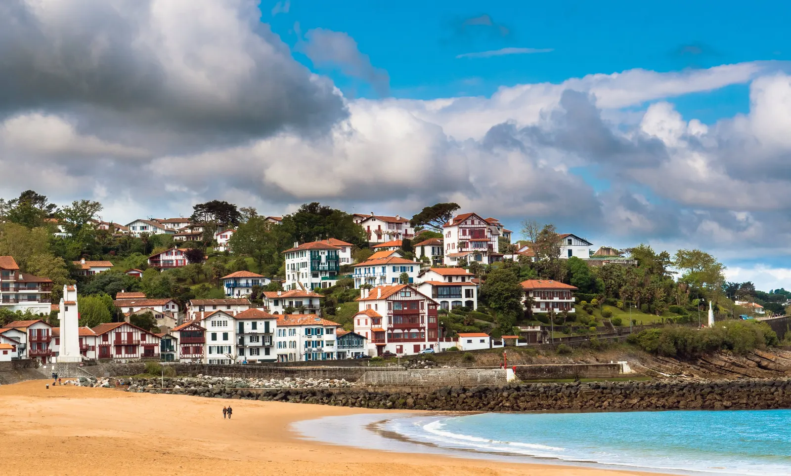 The beach of Saint-Jean-de-Luz and the Basque villas on the hill