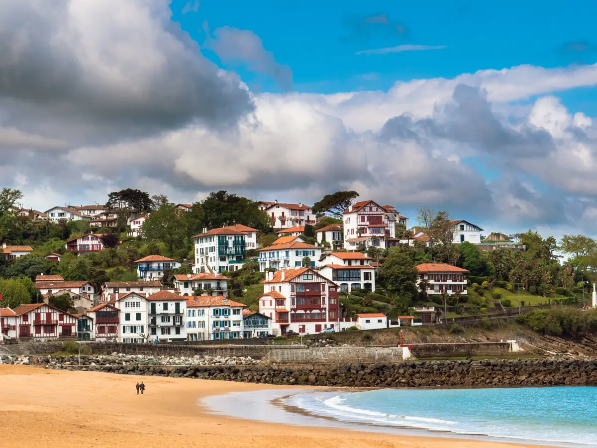La plage de Saint-Jean-de-Luz et les villas basques sur la colline