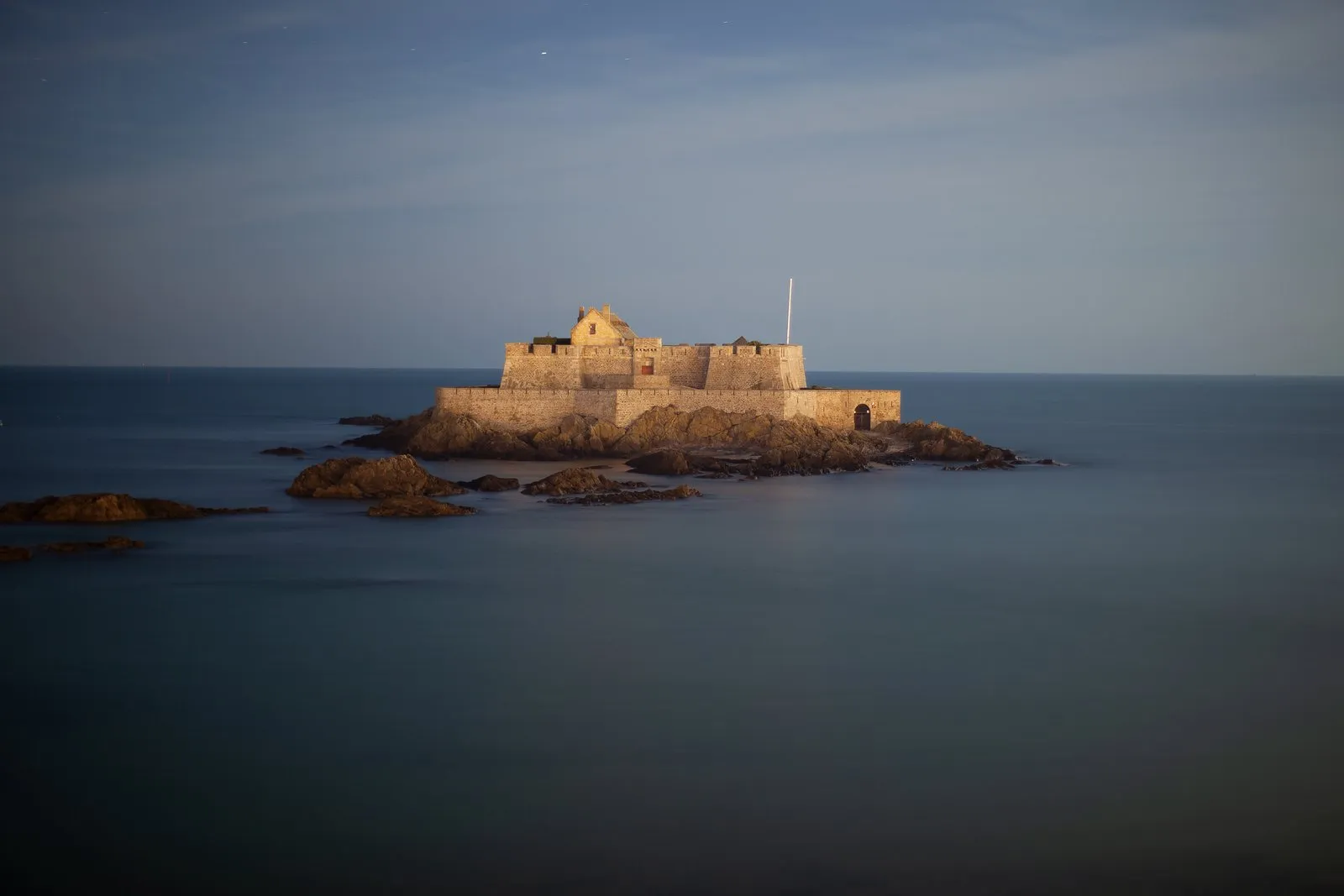 Le fort National sur son rocher, à marée haute, en pose longue