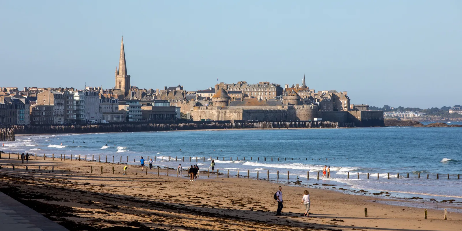 La plage du Sillon à marée basse, la ville close et le clocher de la cathédrale au loin