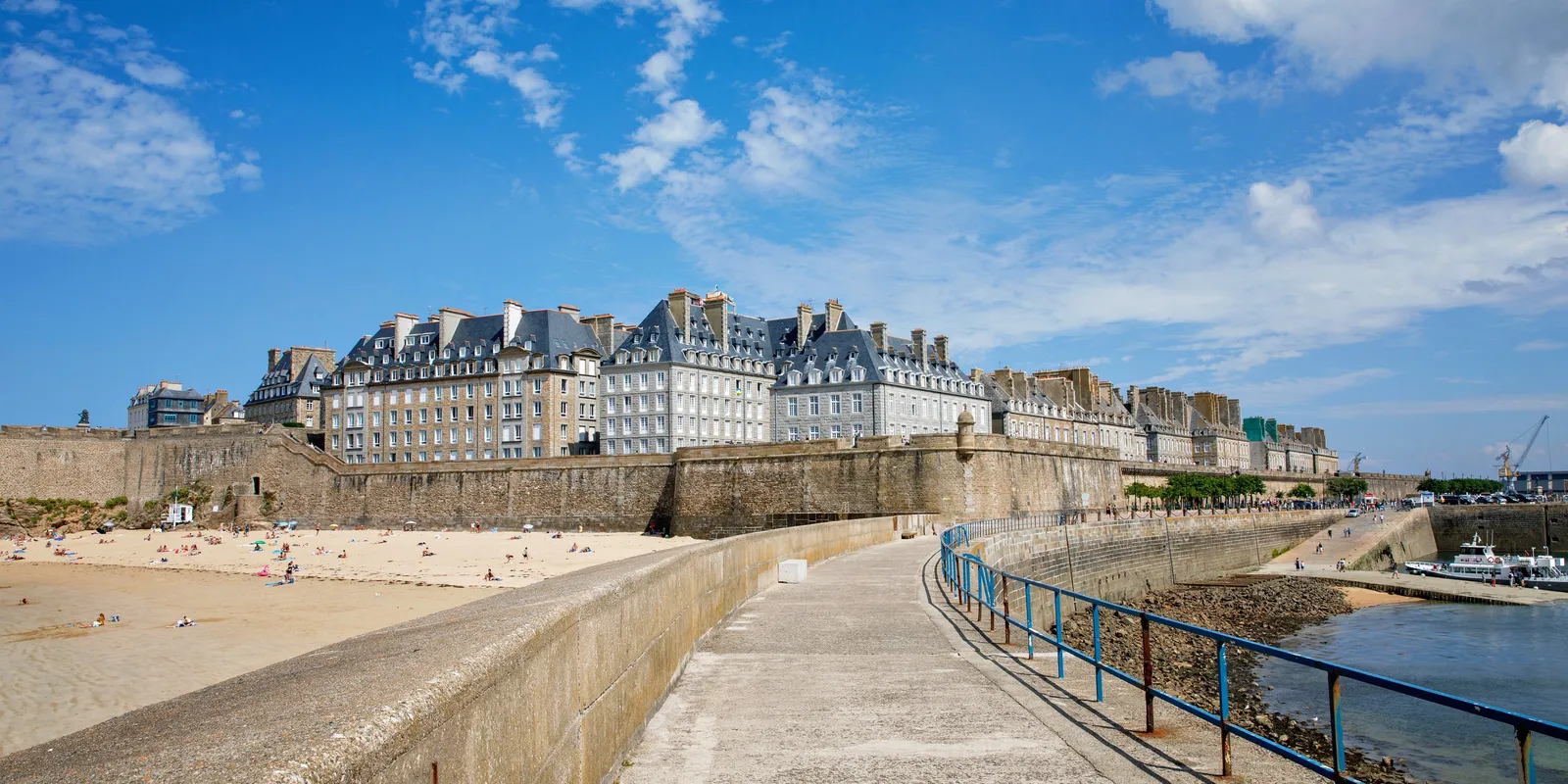La promenade du môle, les remparts et la plage, sous un ciel de traîne