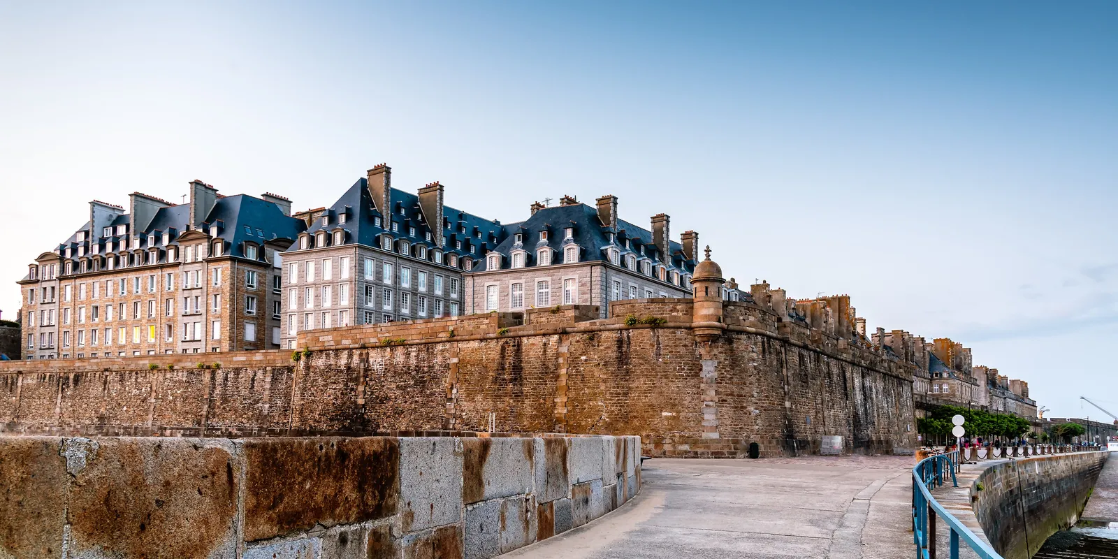Les remparts d'Intra-Muros et ses hauts immeubles de granit, au coucher du soleil