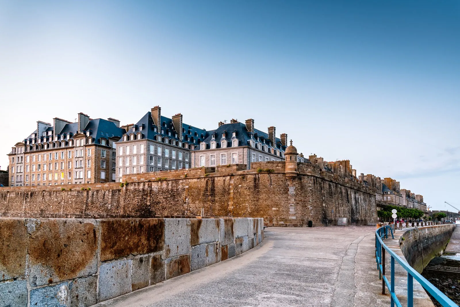 Les remparts d'Intra-Muros et ses hauts immeubles de granit, au coucher du soleil