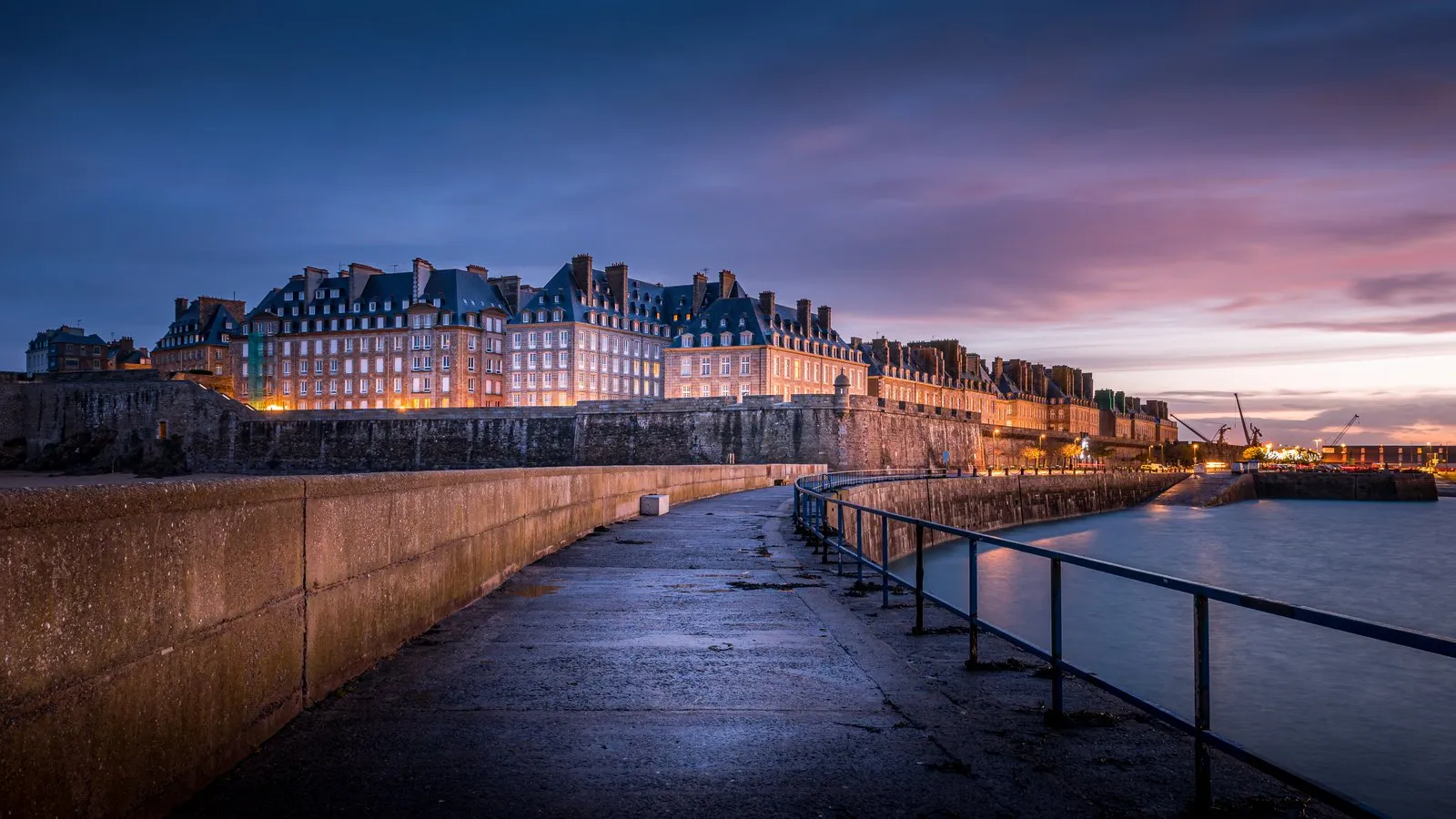 Les remparts d'Intra-Muros au lever du soleil, vus de la promenade du môle