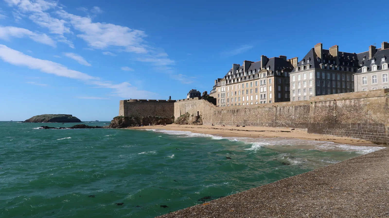 Les remparts de Saint-Malo et la plage du Môle à marée montante, les hautes maisons de granit au-dessus