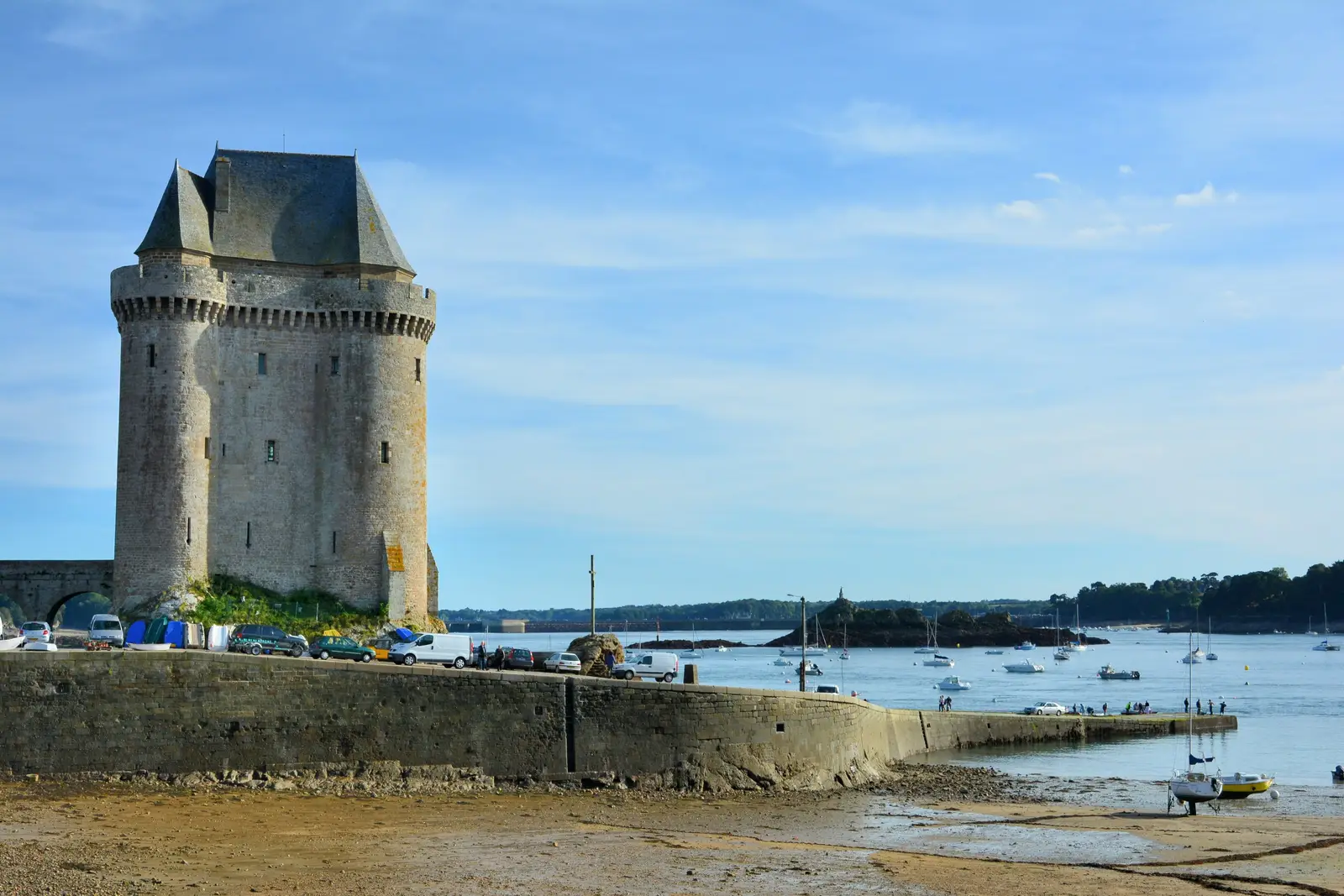 A torre Solidor em Saint-Servan, bairro de Saint-Malo, à beira do estuário do Rance na maré baixa