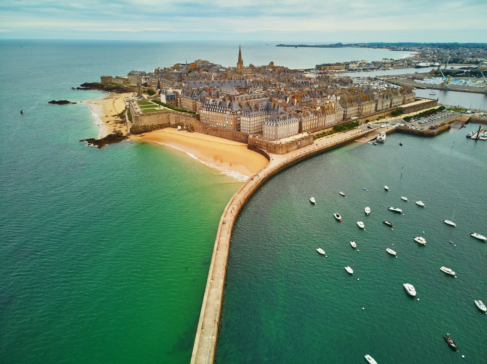 La ville close de Saint-Malo vue du ciel, le môle des Noires et le port