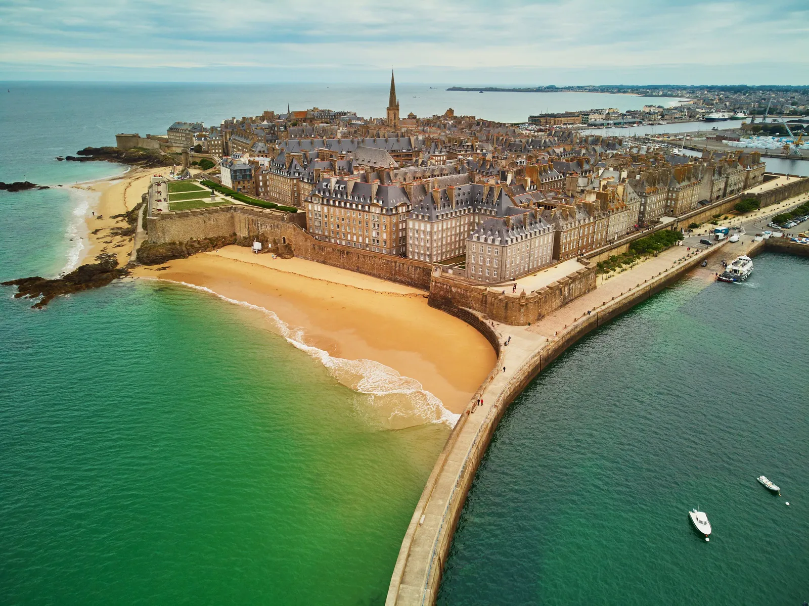 Saint-Malo vue du ciel : Intra-Muros dans ses remparts, la plage de Bon-Secours et le port