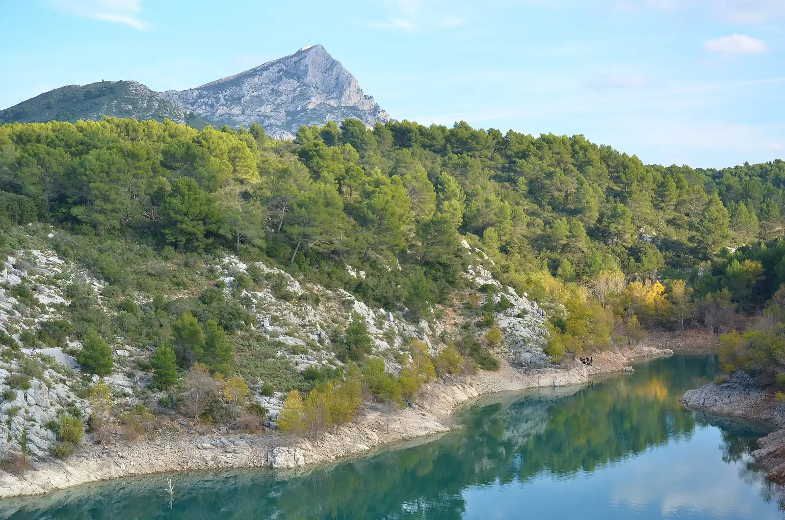 Le lac de Bimont à Saint-Marc-Jaumegarde, ses rives de calcaire et de pins, la montagne Sainte-Victoire au fond