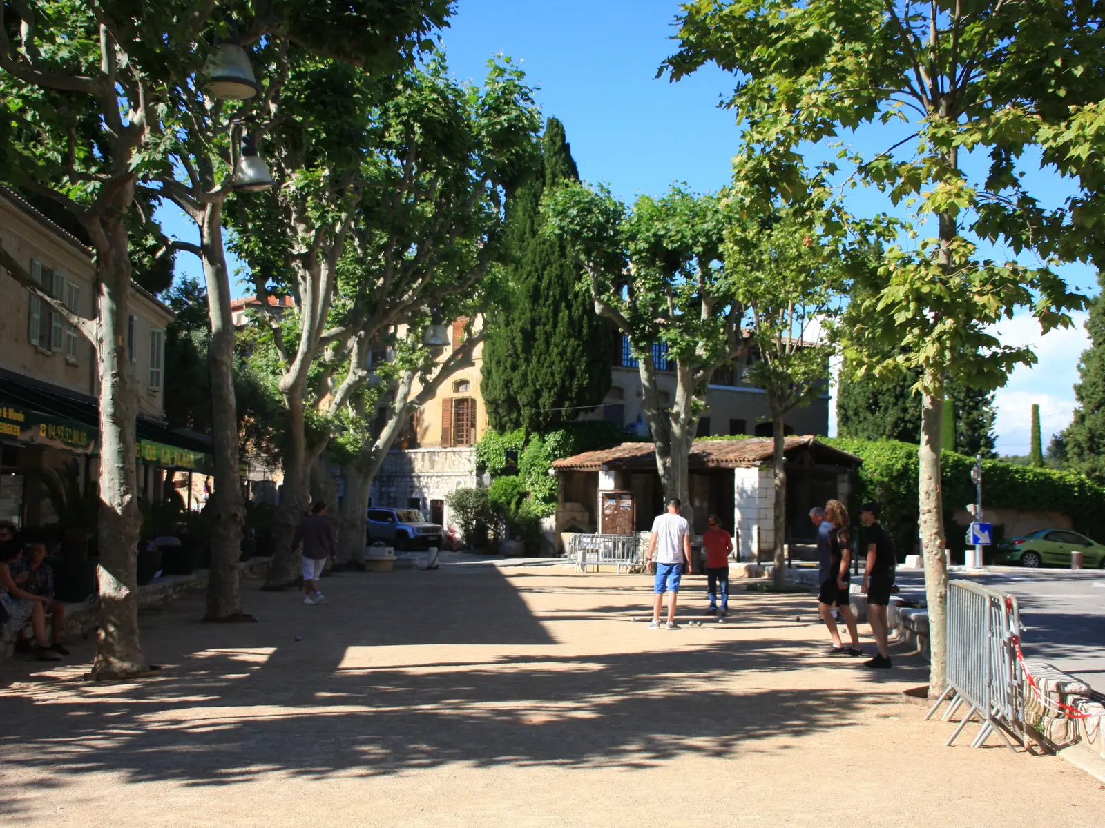 A praça des Boulistes à entrada de Saint-Paul-de-Vence, os seus plátanos e o seu campo de petanca