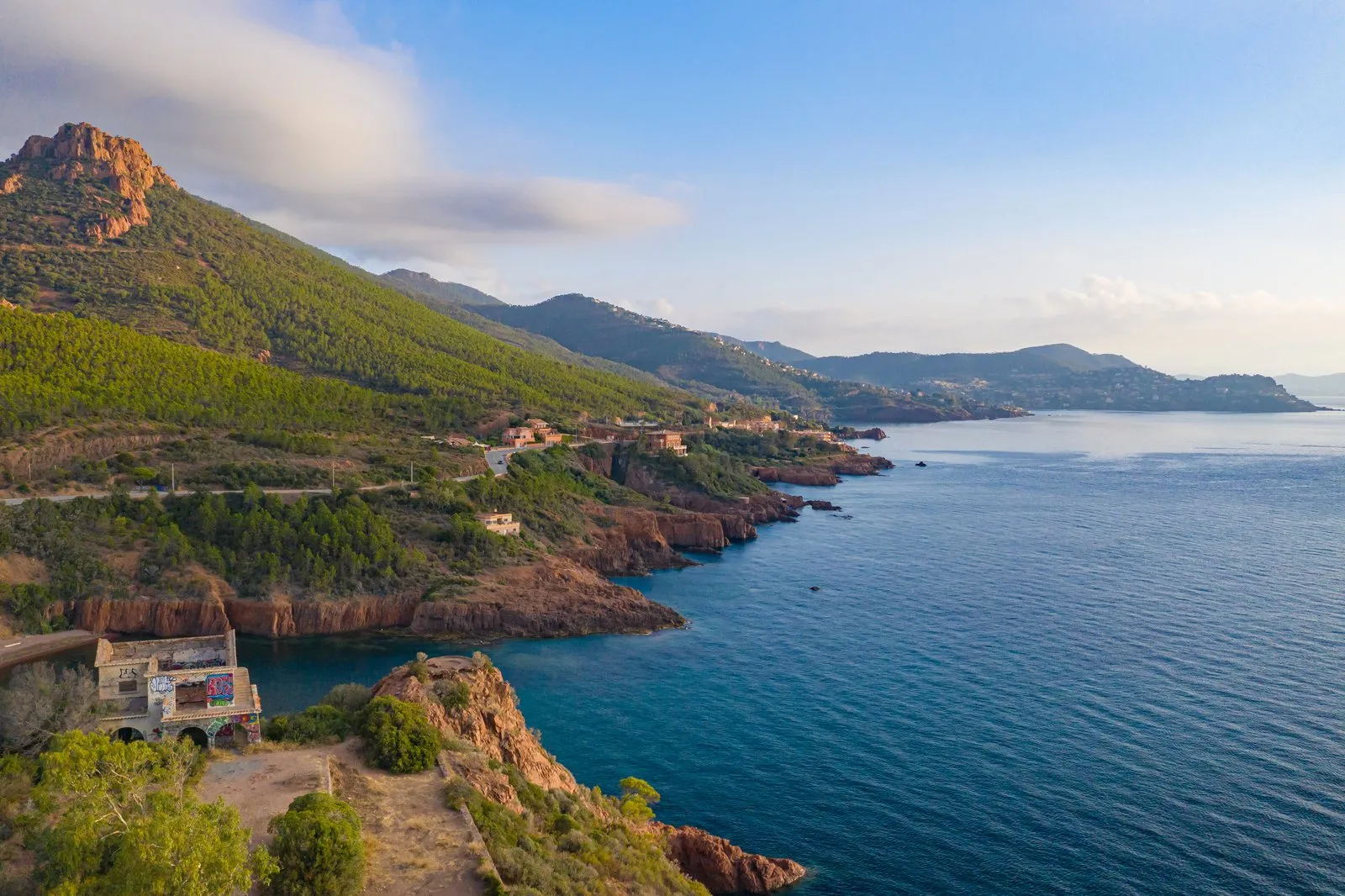 The Estérel in the morning: red rocks, the corniche road and villas above the sea