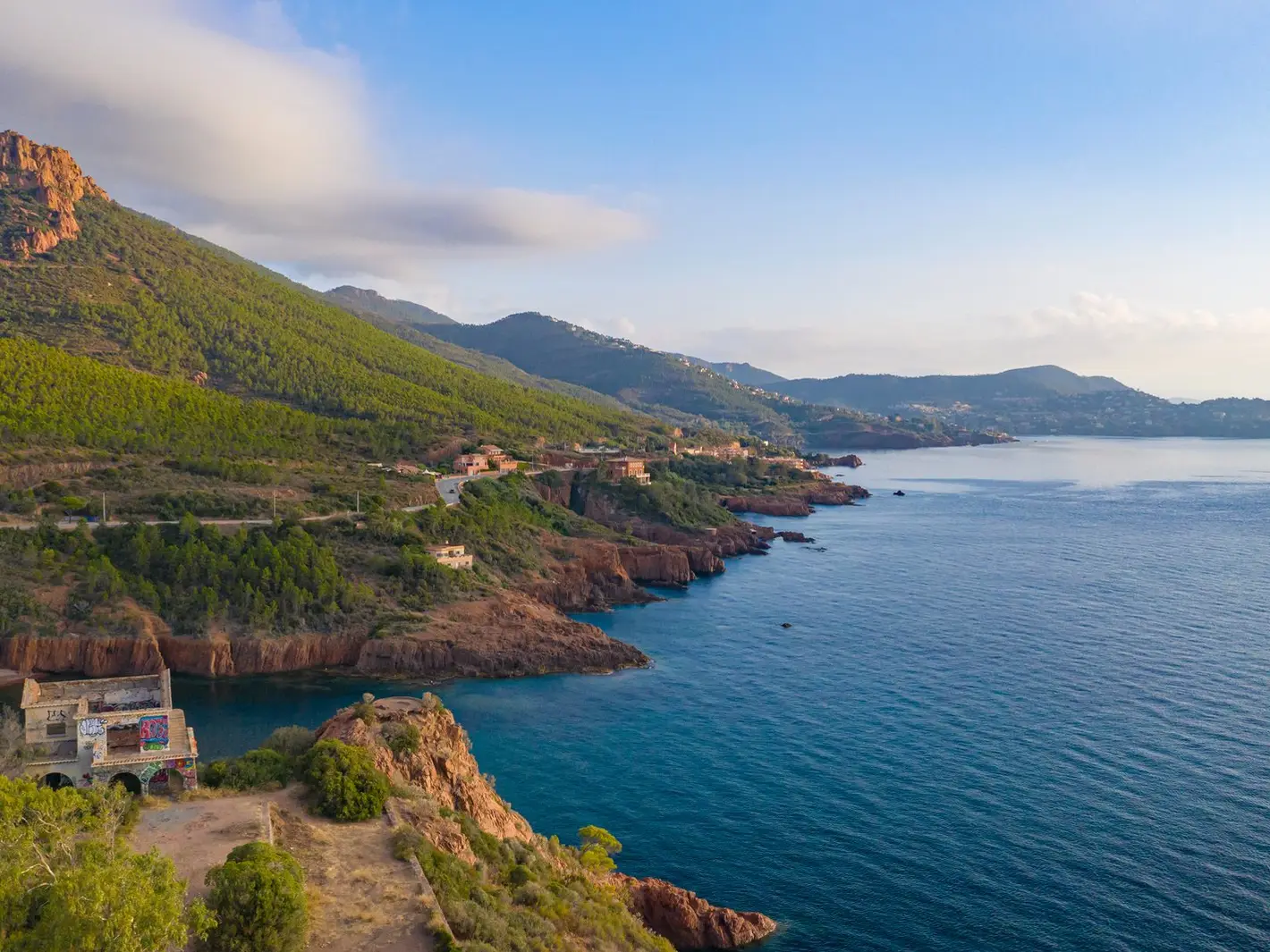 L’Estérel au matin : les roches rouges, la route de la corniche et les villas au-dessus de la mer