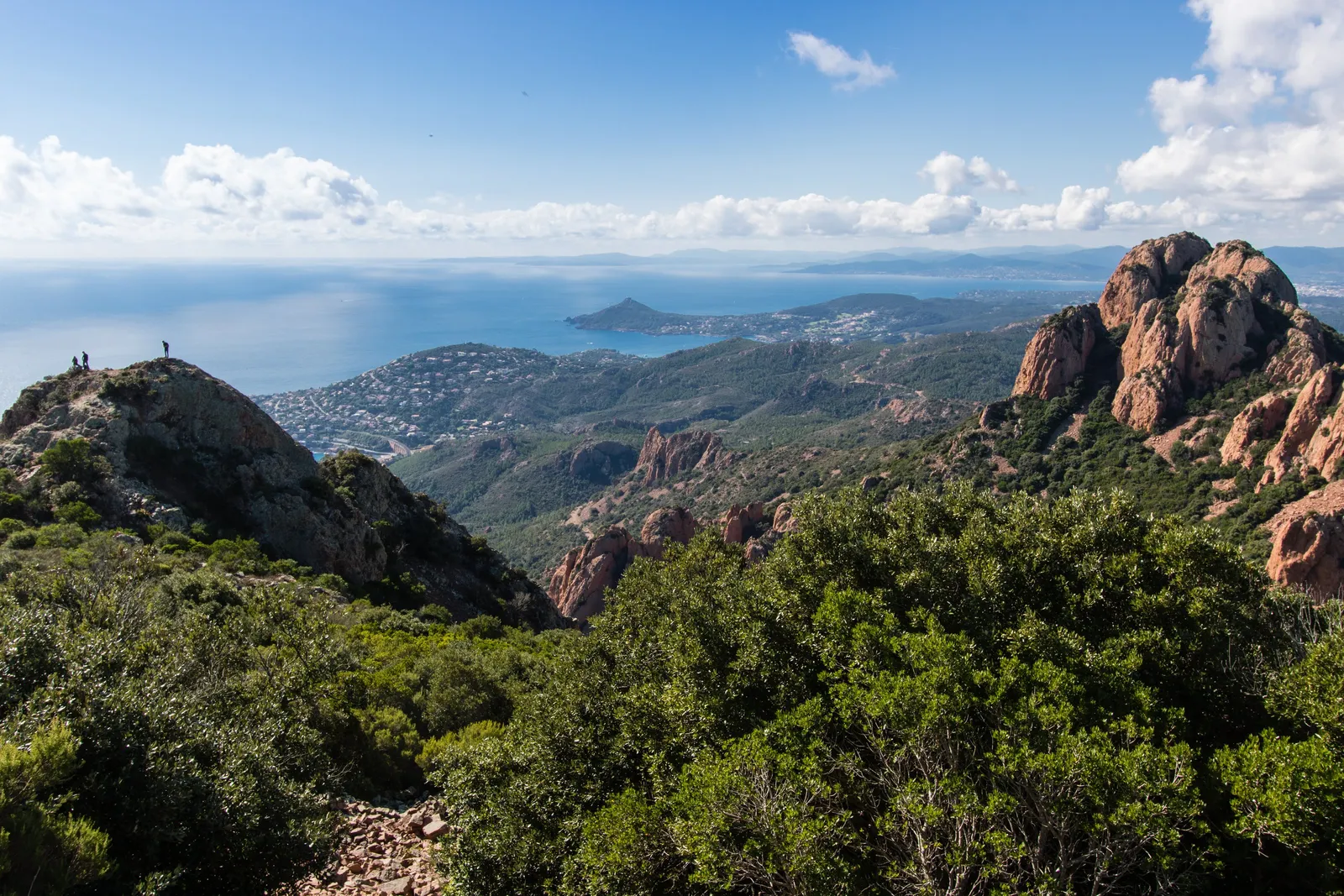 The Estérel and its red rocks above the bay of Agay, seen from Cap Roux
