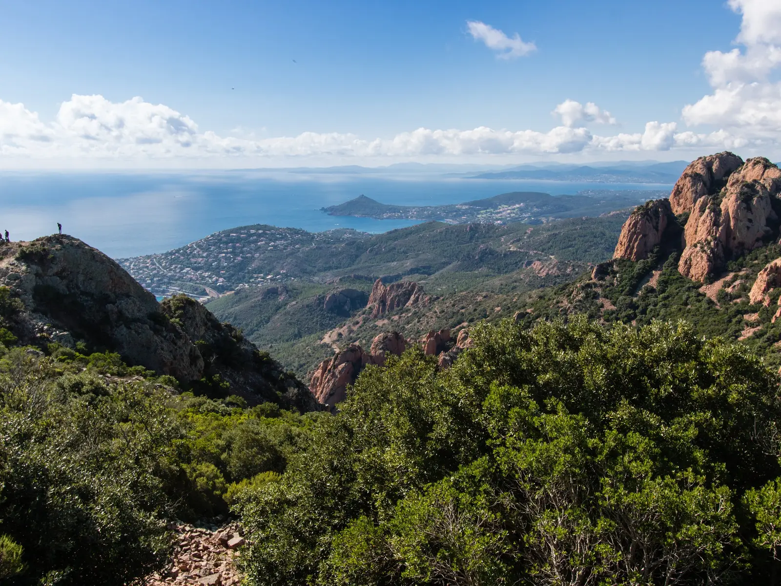 L’Estérel et ses roches rouges au-dessus de la rade d’Agay, à Saint-Raphaël, vus du Cap Roux
