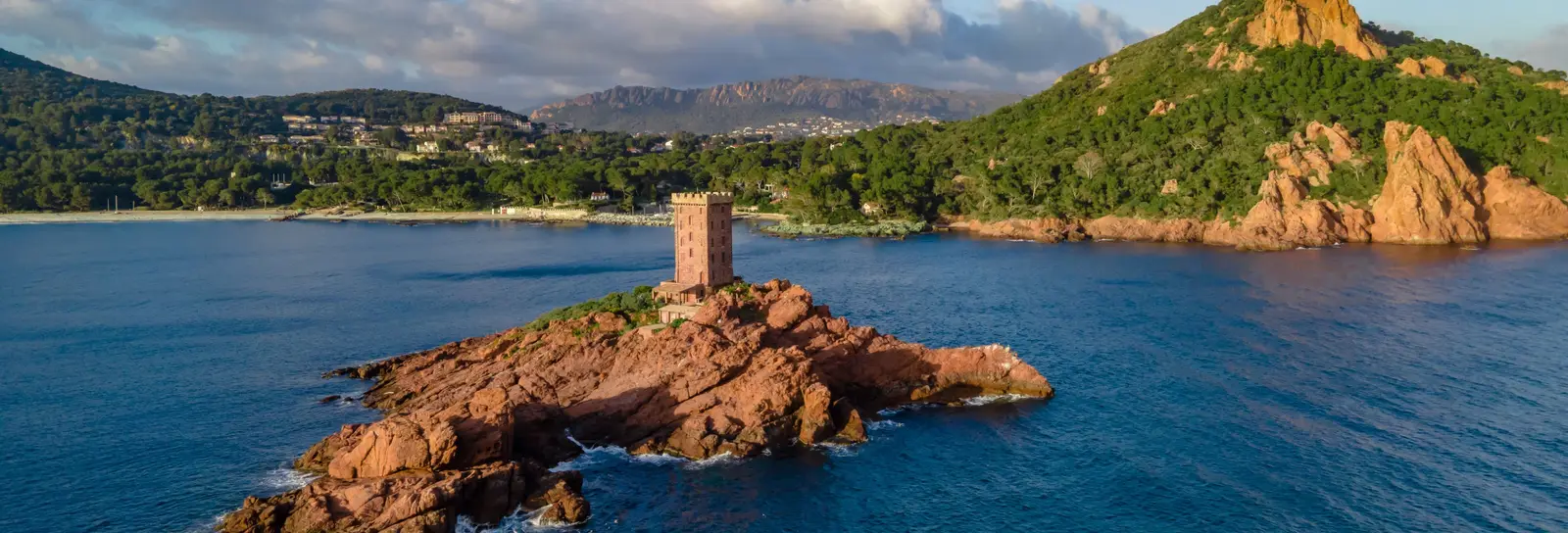 L’île d’Or et sa tour de pierre rouge au pied du cap Dramont, à Saint-Raphaël