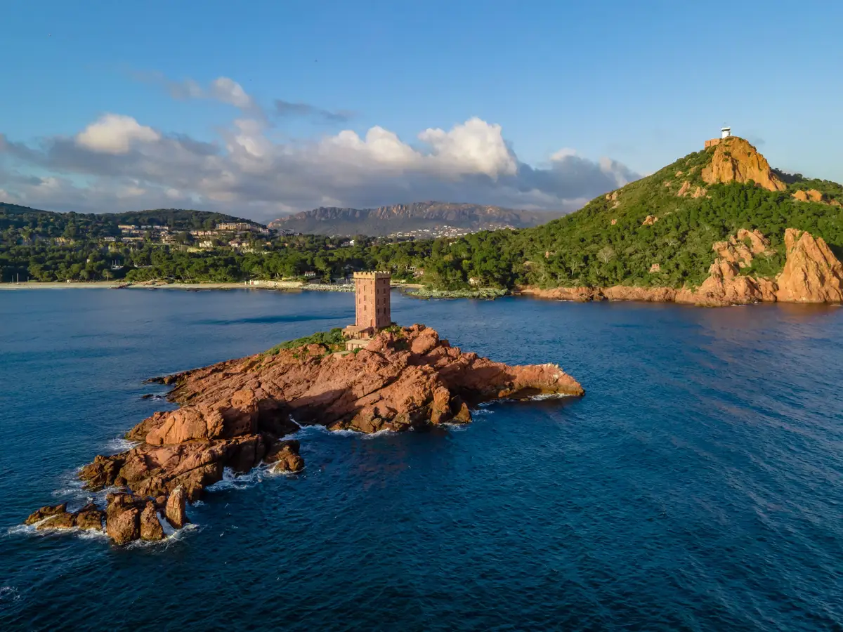 L’île d’Or et sa tour de pierre rouge au pied du cap Dramont, à Saint-Raphaël