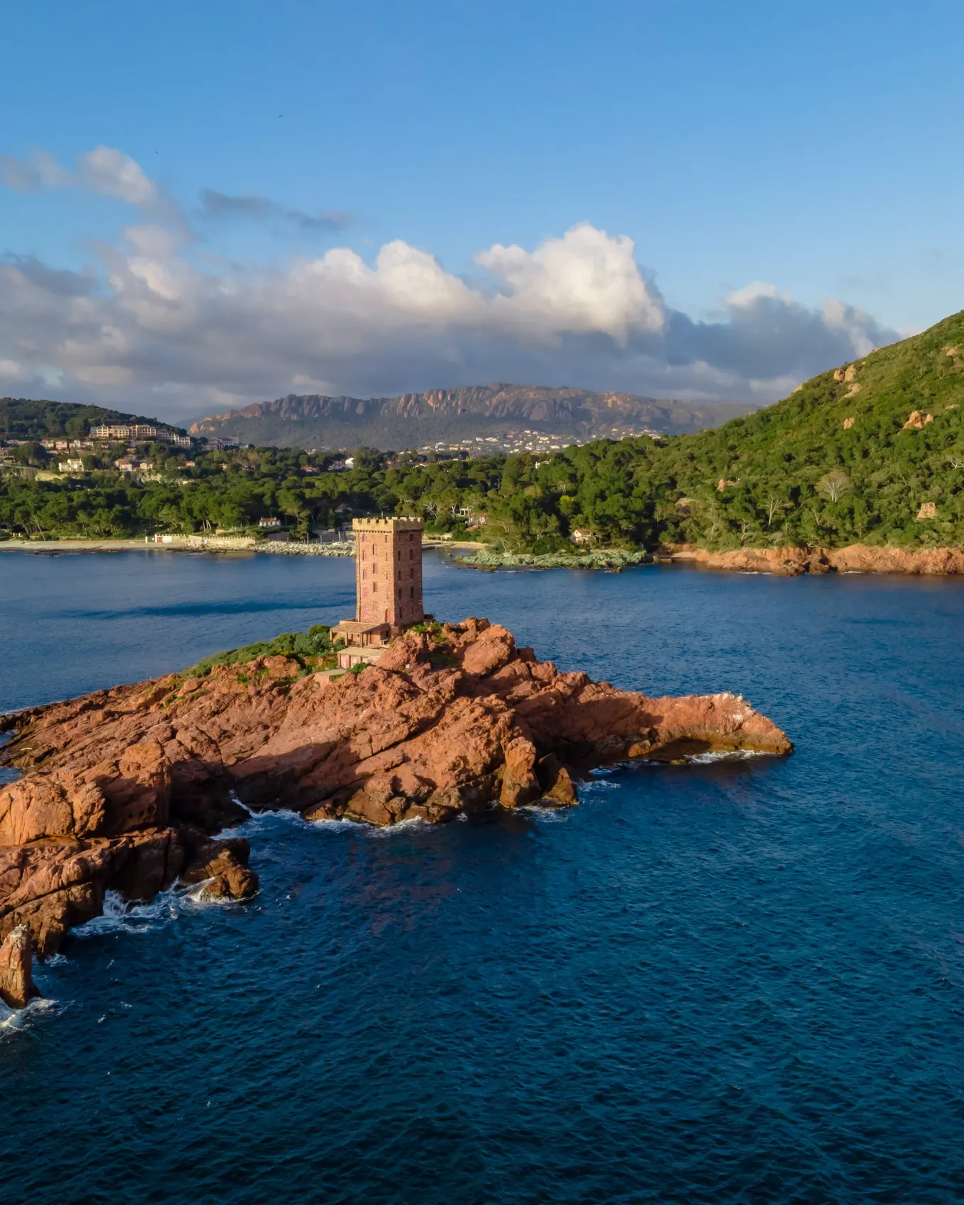 L’île d’Or et sa tour de pierre rouge au pied du cap Dramont, à Saint-Raphaël