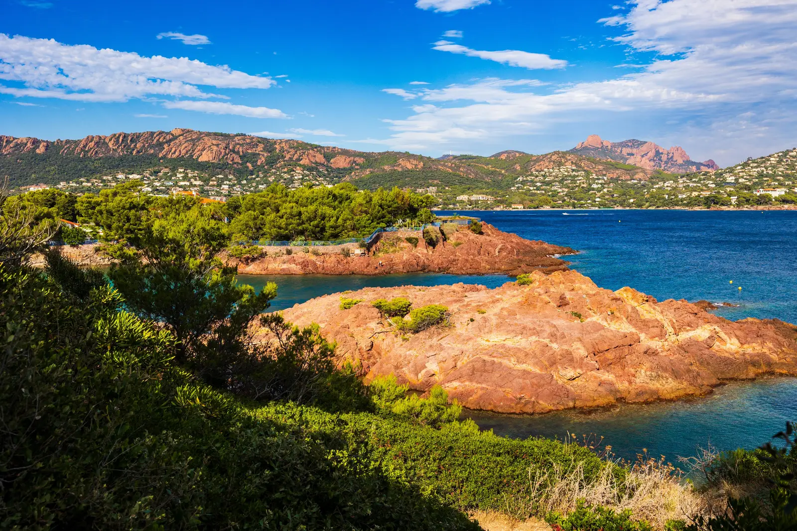 Les roches rouges du bord de mer, les villas à flanc de colline et les sommets du Cap Roux, entre Agay et Anthéor