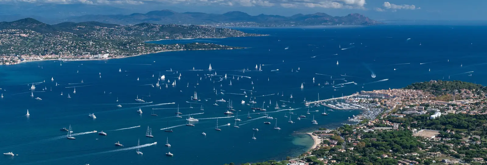 O golfo de Saint-Tropez visto do céu, os seus veleiros e a vila ao longe