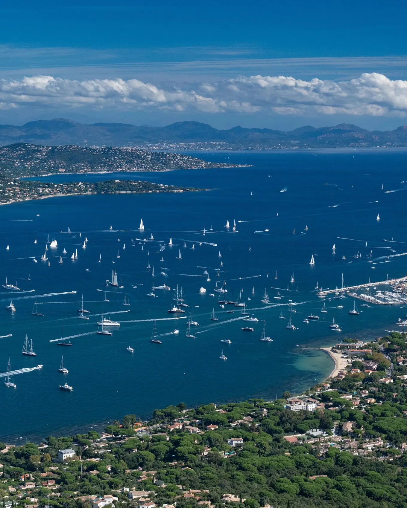 O golfo de Saint-Tropez visto do céu, os seus veleiros e a vila ao longe
