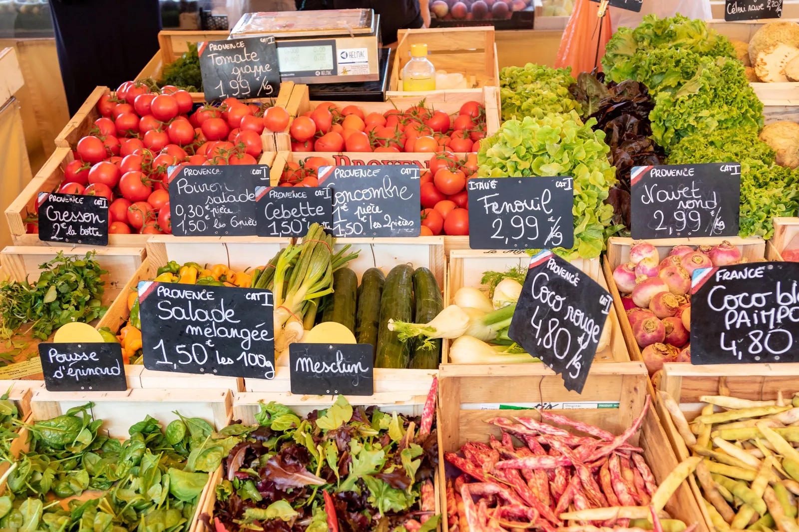 A banca de legumes de um mercado provençal
