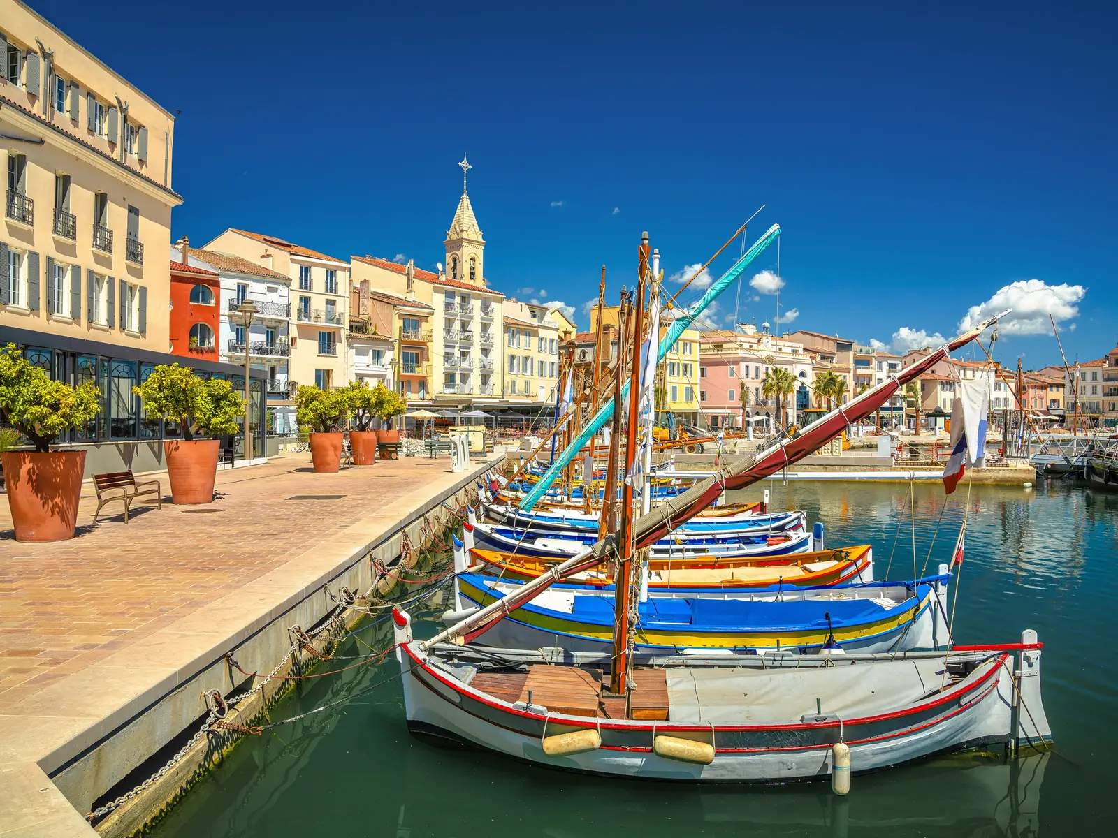 Les pointus amarrés sur le port de Sanary-sur-Mer, devant les façades colorées des quais