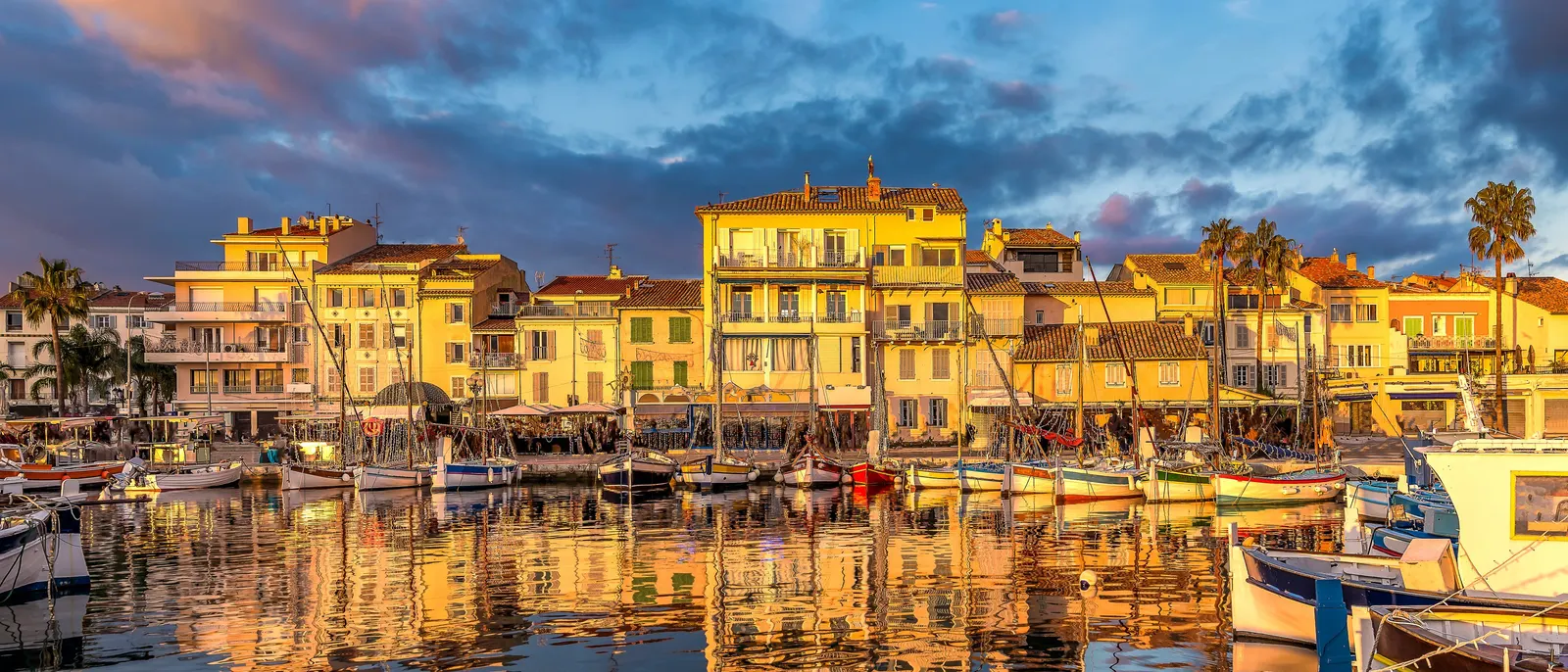 Le port de Sanary-sur-Mer au soleil couchant, ses pointus et ses façades jaunes