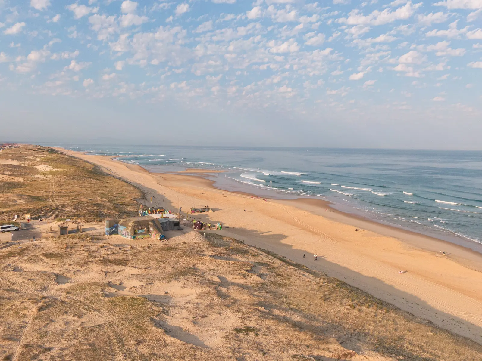 La plage des Casernes à Seignosse un matin d’été, la dune, le sable et les rouleaux de l’Atlantique