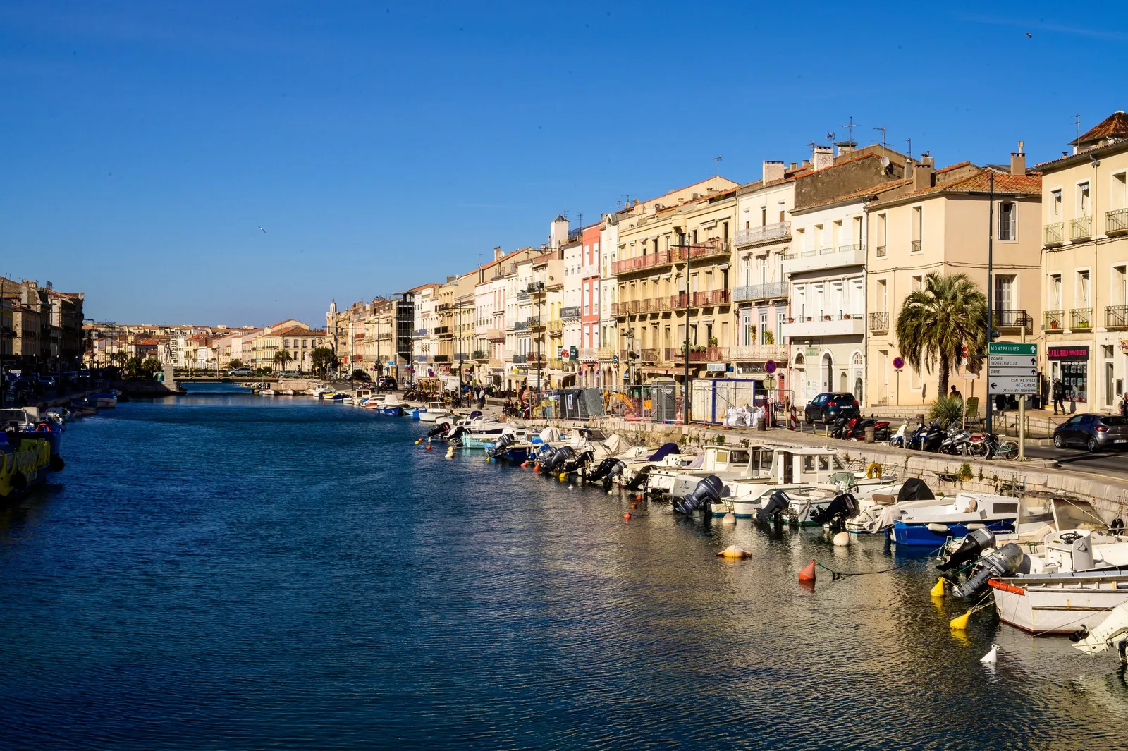 O canal de Sète, os barcos amarrados e as fachadas do cais