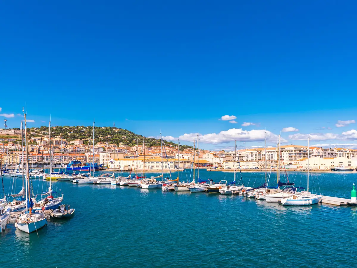 Le port de plaisance de Sète, ses voiliers amarrés et les façades des quais au pied du mont Saint-Clair