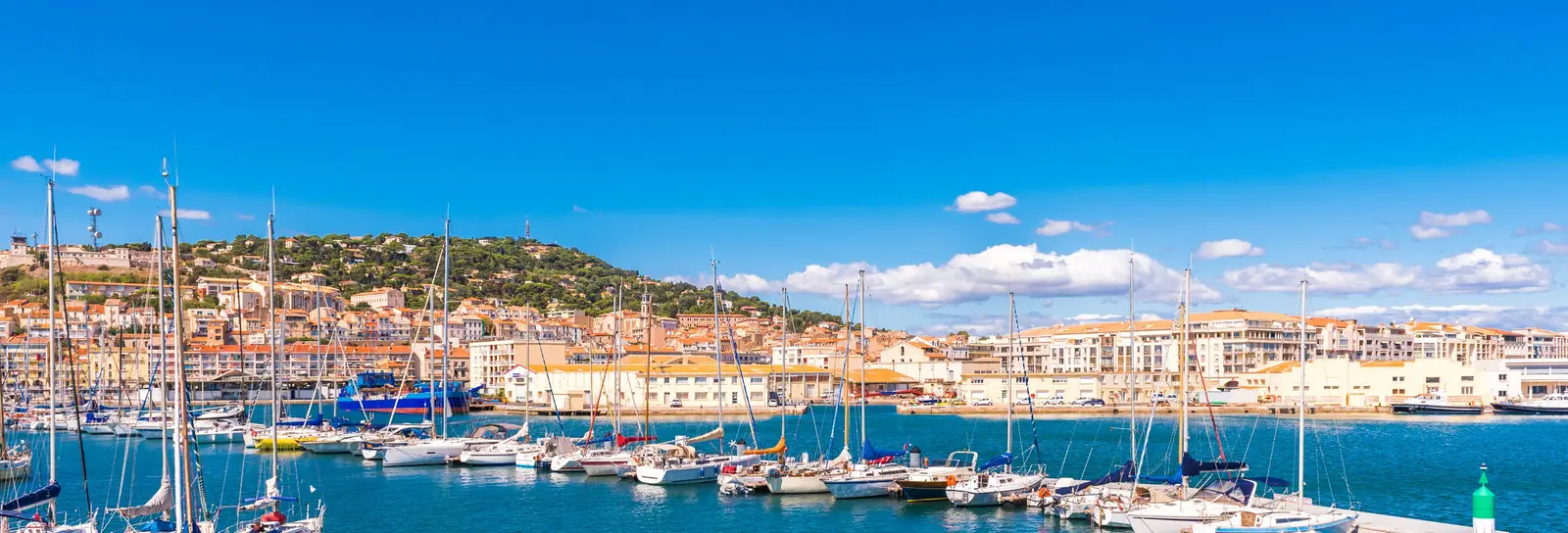 Le port de plaisance de Sète, ses voiliers amarrés et les façades des quais au pied du mont Saint-Clair