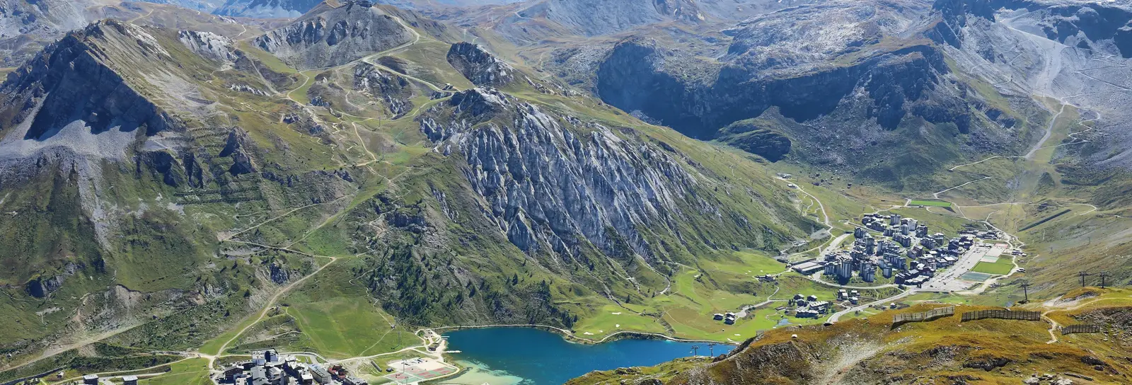 Le lac de Tignes et ses stations en été, sous les sommets de la Vanoise