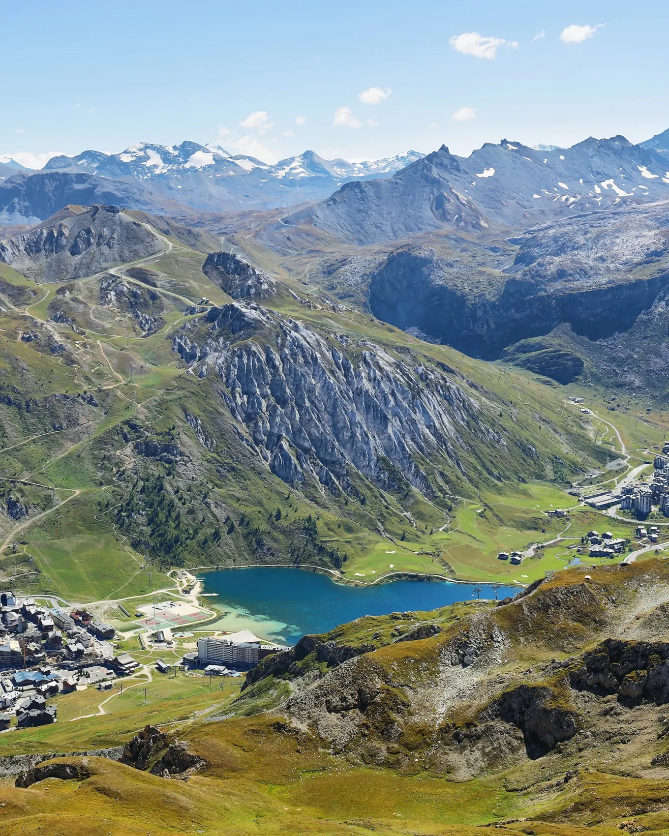 Le lac de Tignes et ses stations en été, sous les sommets de la Vanoise