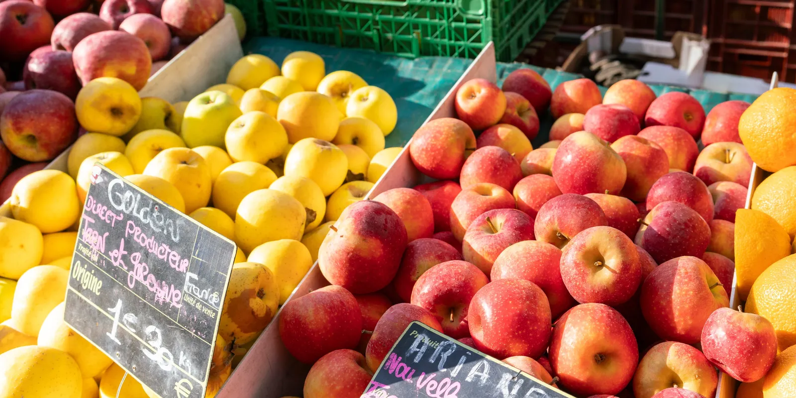 The apples and lemons of a market stall