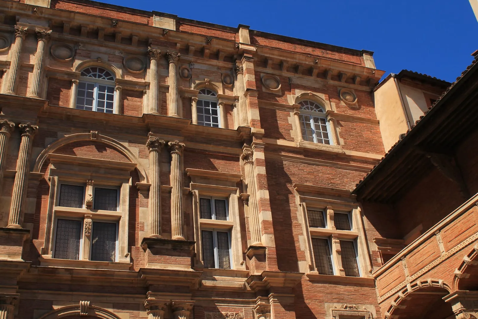 La façade Renaissance de brique d’un hôtel particulier