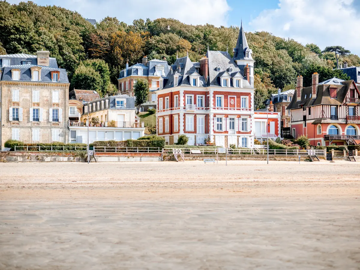 Les villas Belle Époque du front de mer de Trouville, vues de la plage