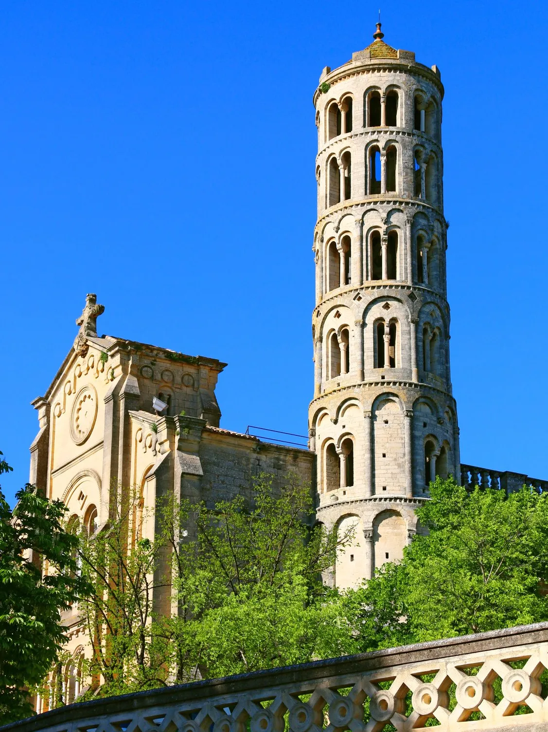 La tour Fenestrelle et la cathédrale Saint-Théodorit d’Uzès sous un ciel d’un bleu profond